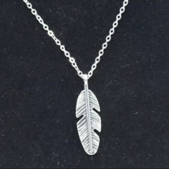 ๐๐๐ฒFIRM๐โBUNDLEโ 4 DISCOUNT! FEATHER NECKLACE! - Picture 2 of 4